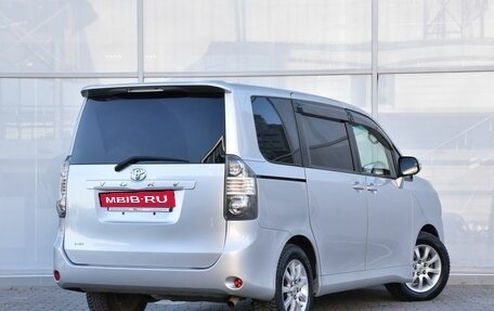 Toyota Voxy II, 2010 год, 1 394 000 рублей, 2 фотография