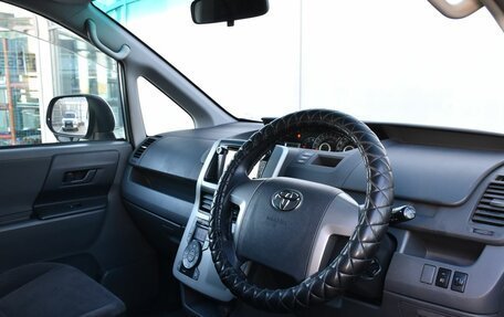 Toyota Voxy II, 2010 год, 1 394 000 рублей, 11 фотография