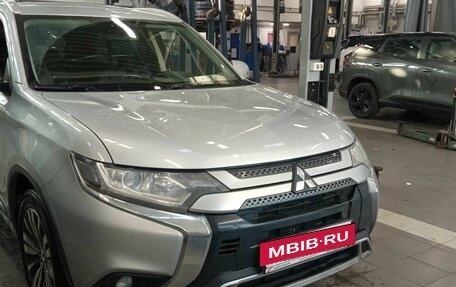 Mitsubishi Outlander III рестайлинг 3, 2019 год, 2 310 000 рублей, 2 фотография