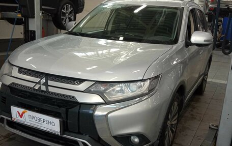 Mitsubishi Outlander III рестайлинг 3, 2019 год, 2 310 000 рублей, 1 фотография