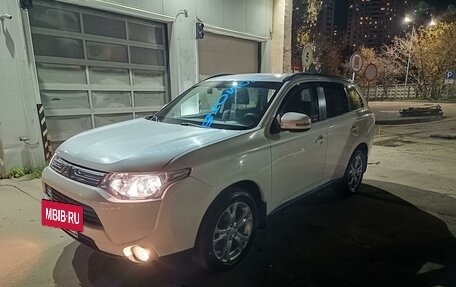 Mitsubishi Outlander III рестайлинг 3, 2014 год, 1 790 000 рублей, 2 фотография