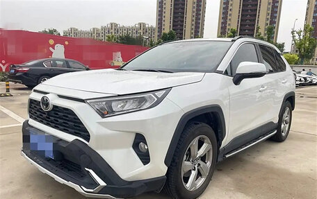 Toyota RAV4, 2021 год, 2 300 000 рублей, 2 фотография