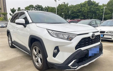 Toyota RAV4, 2021 год, 2 300 000 рублей, 3 фотография