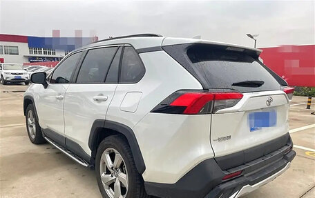 Toyota RAV4, 2021 год, 2 300 000 рублей, 11 фотография