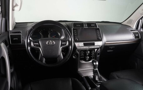 Toyota Land Cruiser Prado 150 рестайлинг 2, 2021 год, 7 099 000 рублей, 6 фотография