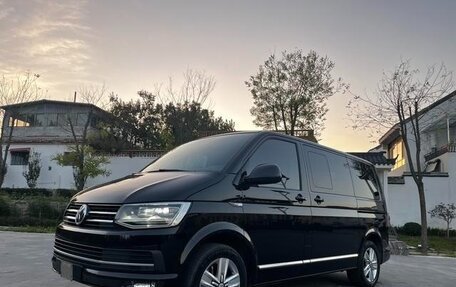 Volkswagen Multivan T6 рестайлинг, 2017 год, 3 973 000 рублей, 1 фотография