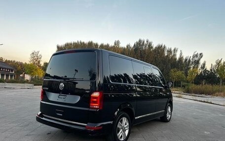 Volkswagen Multivan T6 рестайлинг, 2017 год, 3 973 000 рублей, 4 фотография