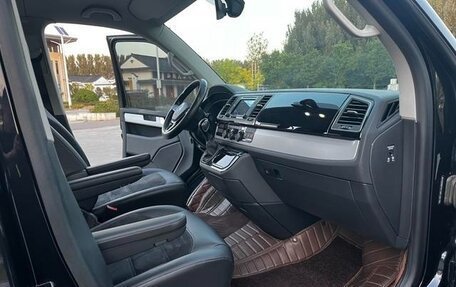 Volkswagen Multivan T6 рестайлинг, 2017 год, 3 973 000 рублей, 8 фотография