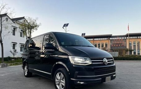 Volkswagen Multivan T6 рестайлинг, 2017 год, 3 973 000 рублей, 6 фотография