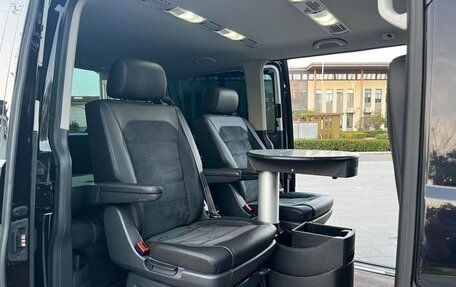 Volkswagen Multivan T6 рестайлинг, 2017 год, 3 973 000 рублей, 21 фотография