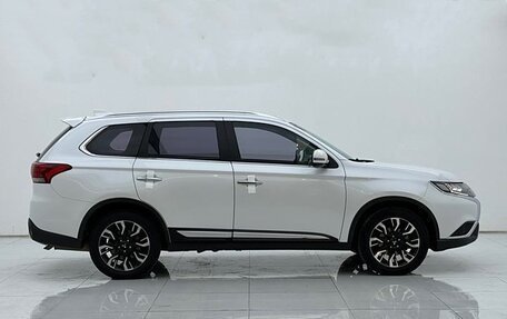 Mitsubishi Outlander III рестайлинг 3, 2021 год, 2 250 000 рублей, 4 фотография