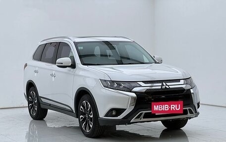 Mitsubishi Outlander III рестайлинг 3, 2021 год, 2 250 000 рублей, 3 фотография