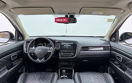 Mitsubishi Outlander III рестайлинг 3, 2021 год, 2 250 000 рублей, 7 фотография