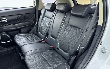 Mitsubishi Outlander III рестайлинг 3, 2021 год, 2 250 000 рублей, 14 фотография