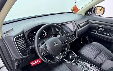 Mitsubishi Outlander III рестайлинг 3, 2021 год, 2 250 000 рублей, 15 фотография