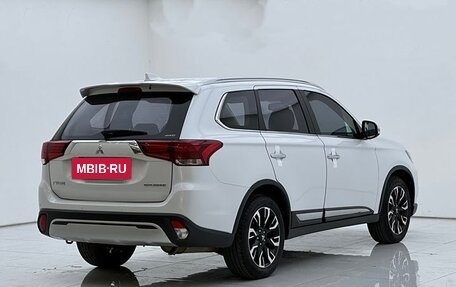 Mitsubishi Outlander III рестайлинг 3, 2021 год, 2 250 000 рублей, 23 фотография