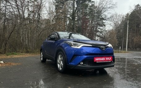 Toyota C-HR I рестайлинг, 2018 год, 2 800 000 рублей, 13 фотография