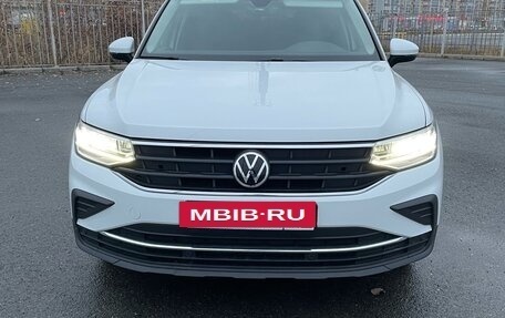 Volkswagen Tiguan II, 2021 год, 3 399 000 рублей, 2 фотография