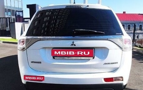 Mitsubishi Outlander III рестайлинг 3, 2013 год, 1 700 000 рублей, 5 фотография