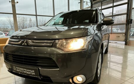 Mitsubishi Outlander III рестайлинг 3, 2013 год, 1 390 000 рублей, 31 фотография