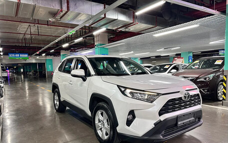 Toyota RAV4, 2021 год, 2 300 000 рублей, 3 фотография