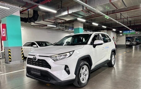 Toyota RAV4, 2021 год, 2 300 000 рублей, 2 фотография