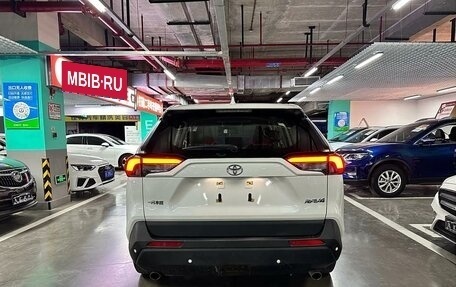 Toyota RAV4, 2021 год, 2 300 000 рублей, 5 фотография