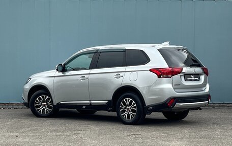 Mitsubishi Outlander III рестайлинг 3, 2017 год, 2 390 000 рублей, 2 фотография