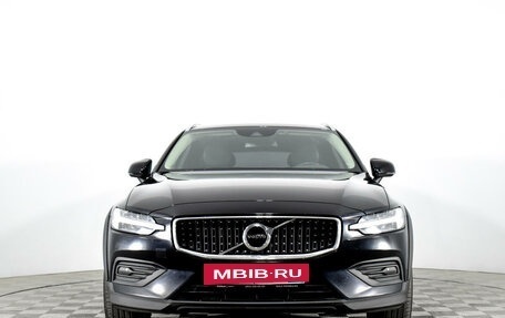 Volvo V60 Cross Country II, 2019 год, 3 890 000 рублей, 2 фотография