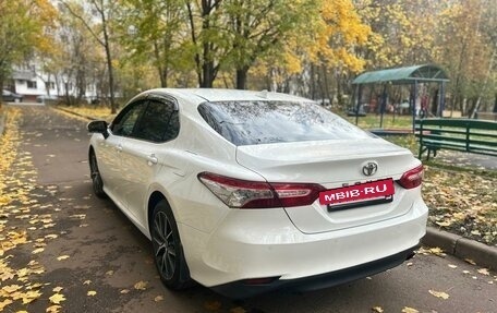 Toyota Camry, 2022 год, 3 300 000 рублей, 2 фотография