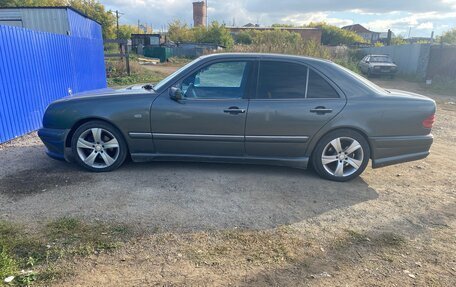 Mercedes-Benz E-Класс, 1999 год, 500 000 рублей, 2 фотография