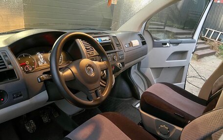 Volkswagen Caravelle T5, 2010 год, 2 270 000 рублей, 14 фотография