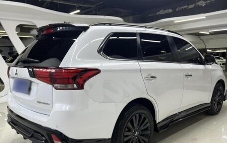 Mitsubishi Outlander III рестайлинг 3, 2021 год, 2 700 000 рублей, 6 фотография