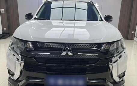 Mitsubishi Outlander III рестайлинг 3, 2021 год, 2 700 000 рублей, 2 фотография