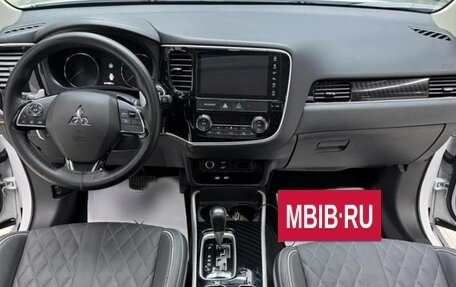 Mitsubishi Outlander III рестайлинг 3, 2021 год, 2 700 000 рублей, 7 фотография