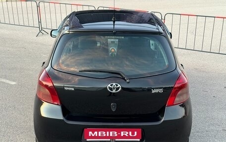 Toyota Yaris III рестайлинг, 2005 год, 747 000 рублей, 22 фотография