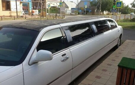 Lincoln Town Car III рестайлинг, 2003 год, 590 000 рублей, 5 фотография