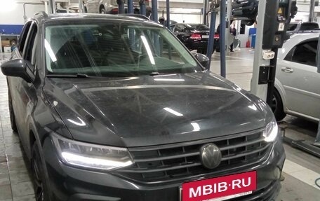 Volkswagen Tiguan II, 2021 год, 3 399 000 рублей, 2 фотография