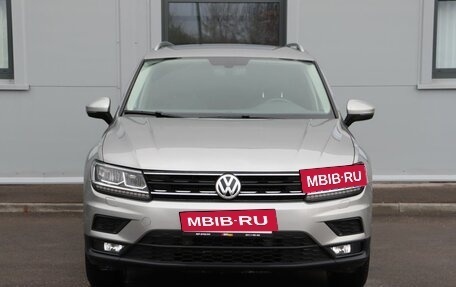 Volkswagen Tiguan II, 2018 год, 2 399 000 рублей, 2 фотография