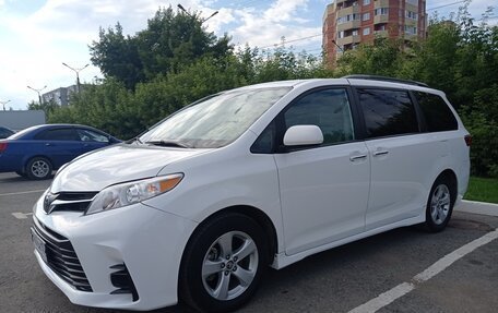 Toyota Sienna III, 2018 год, 3 150 000 рублей, 5 фотография