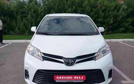 Toyota Sienna III, 2018 год, 3 150 000 рублей, 2 фотография