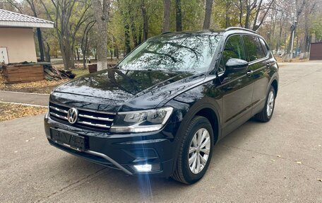 Volkswagen Tiguan II, 2019 год, 2 630 000 рублей, 2 фотография