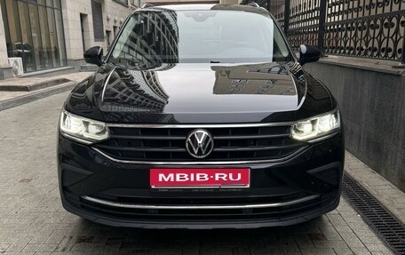 Volkswagen Tiguan II, 2021 год, 3 990 000 рублей, 1 фотография