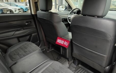 Mitsubishi Outlander III рестайлинг 3, 2021 год, 2 999 000 рублей, 8 фотография