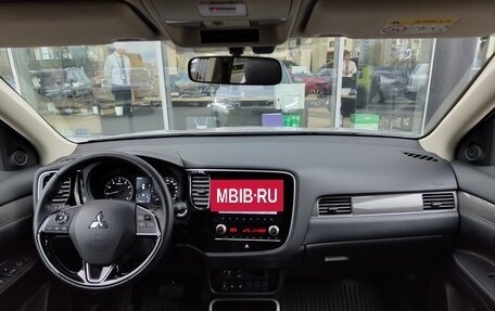 Mitsubishi Outlander III рестайлинг 3, 2021 год, 2 999 000 рублей, 9 фотография