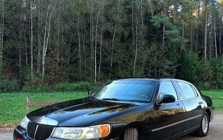 Lincoln Town Car III рестайлинг, 2001 год, 830 000 рублей, 2 фотография