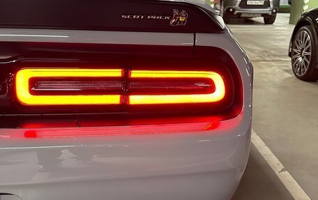 Dodge Challenger III рестайлинг 2, 2021 год, 5 650 000 рублей, 8 фотография