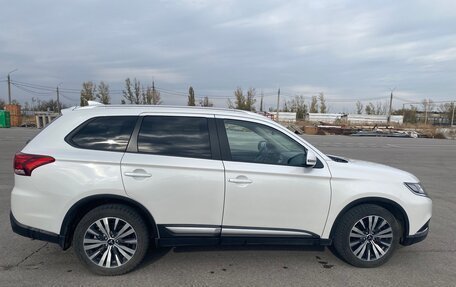 Mitsubishi Outlander III рестайлинг 3, 2020 год, 2 670 000 рублей, 2 фотография