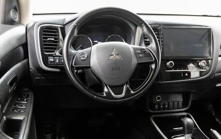 Mitsubishi Outlander III рестайлинг 3, 2021 год, 2 198 000 рублей, 33 фотография