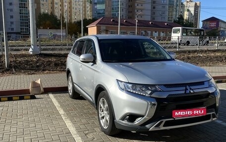 Mitsubishi Outlander III рестайлинг 3, 2019 год, 2 460 000 рублей, 1 фотография